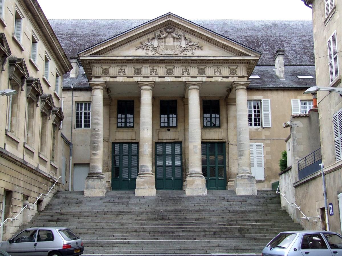 46 Appartements À Poitiers: Réhabilitation D'un Ancien Palais De Justice 46 Appartements À Poitiers: Réhabilitation D'un Ancien Palais De Justice