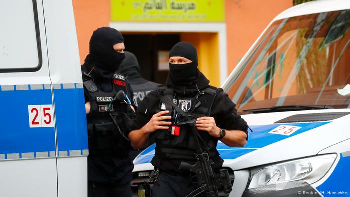الشرطة الألمانية تدهم مشجعين: تفاصيل المداهمات الشرطة الألمانية تدهم مشجعين: تفاصيل المداهمات