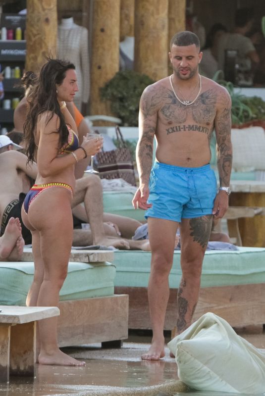 Annie Kilner Shows Off Huge Diamond Ring After Walker Sighting Annie Kilner Shows Off Huge Diamond Ring After Walker Sighting