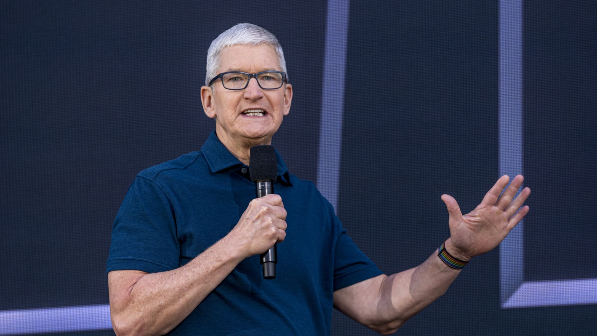 Apple Stock Under Pressure Ahead Of Fiscal Q2 Results Apple Stock Under Pressure Ahead Of Fiscal Q2 Results