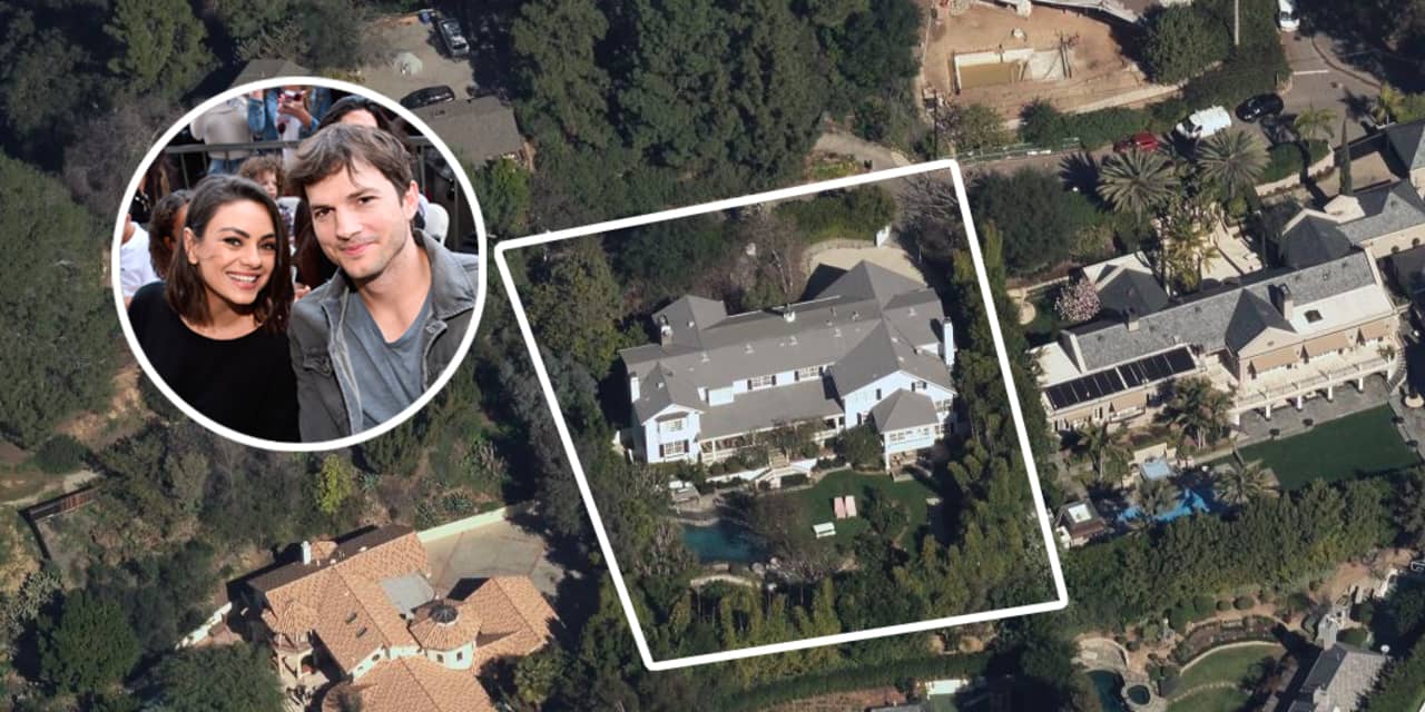 Ashton Kutcher & Mila Kunis: Couple Steps Out In Beverly Hills Following Venice Filming Ashton Kutcher & Mila Kunis: Couple Steps Out In Beverly Hills Following Venice Filming