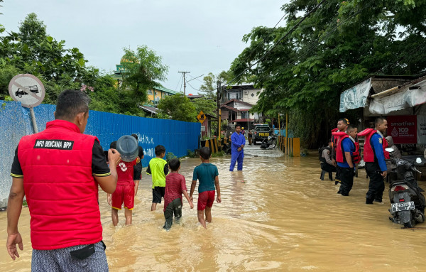 Balikpapan: Hujan Deras Sebabkan Tenggelamnya Warga Di Drainase Batu Ampar Balikpapan: Hujan Deras Sebabkan Tenggelamnya Warga Di Drainase Batu Ampar