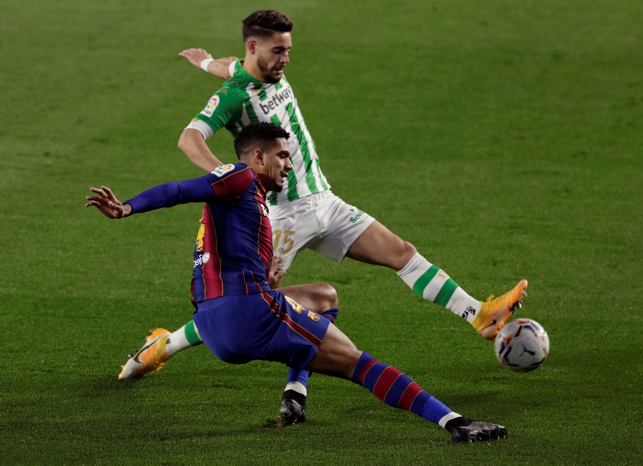 Barcelona Eye Huijsen As Araujo's Successor