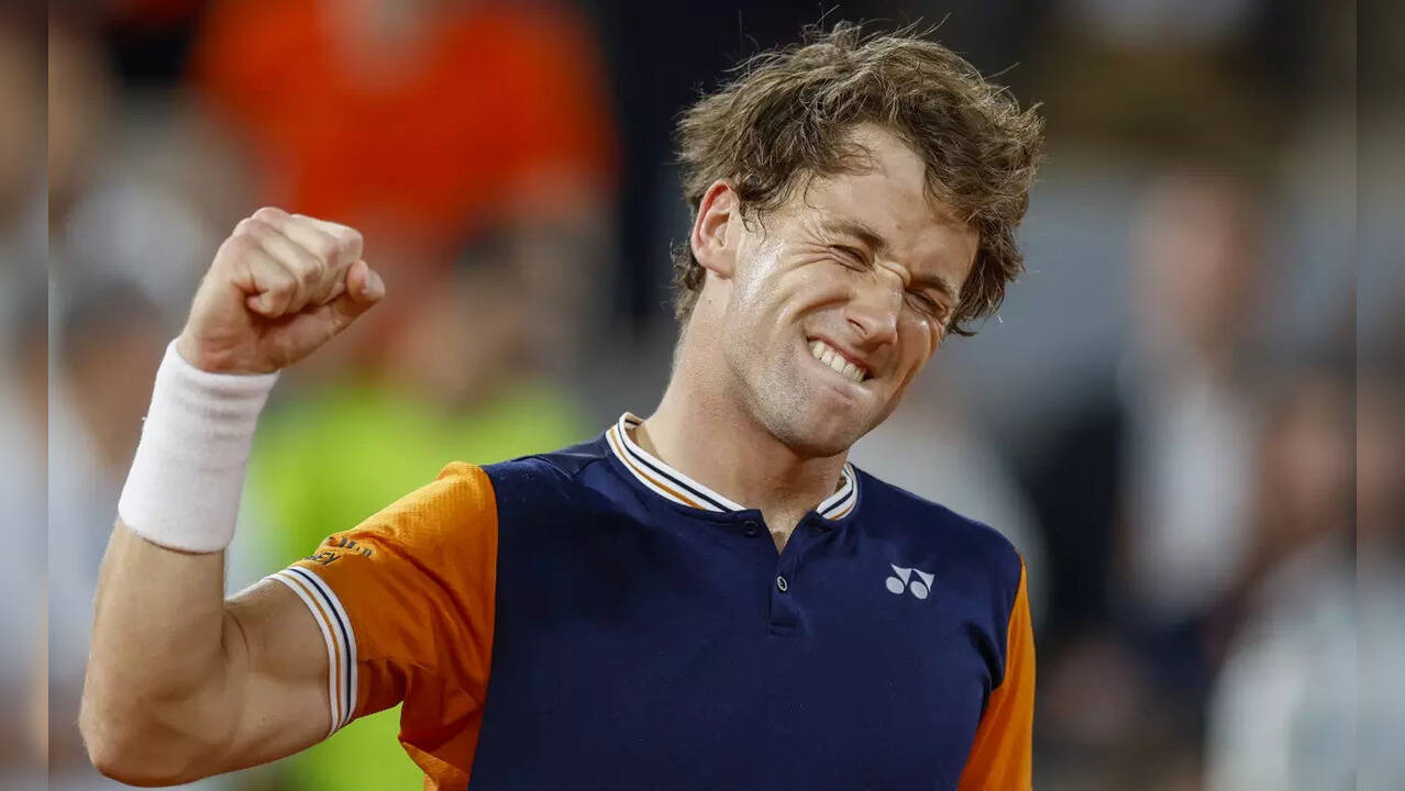 Casper Ruud's Knee Problem Leads To French Open 2025 Defeat Casper Ruud's Knee Problem Leads To French Open 2025 Defeat