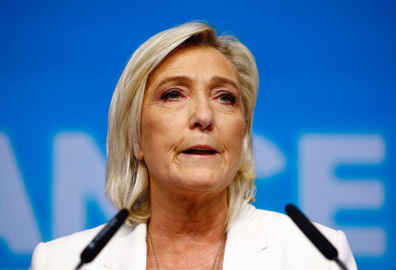 Confrontation In Paris: Le Pen's Rally Met With Strong Counter-Protests Confrontation In Paris: Le Pen's Rally Met With Strong Counter-Protests