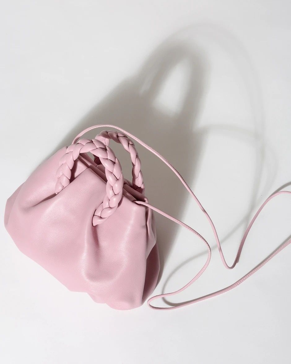 Dakota Johnson: El Bolso Hereu, La Elección Práctica De Una It Girl Dakota Johnson: El Bolso Hereu, La Elección Práctica De Una It Girl
