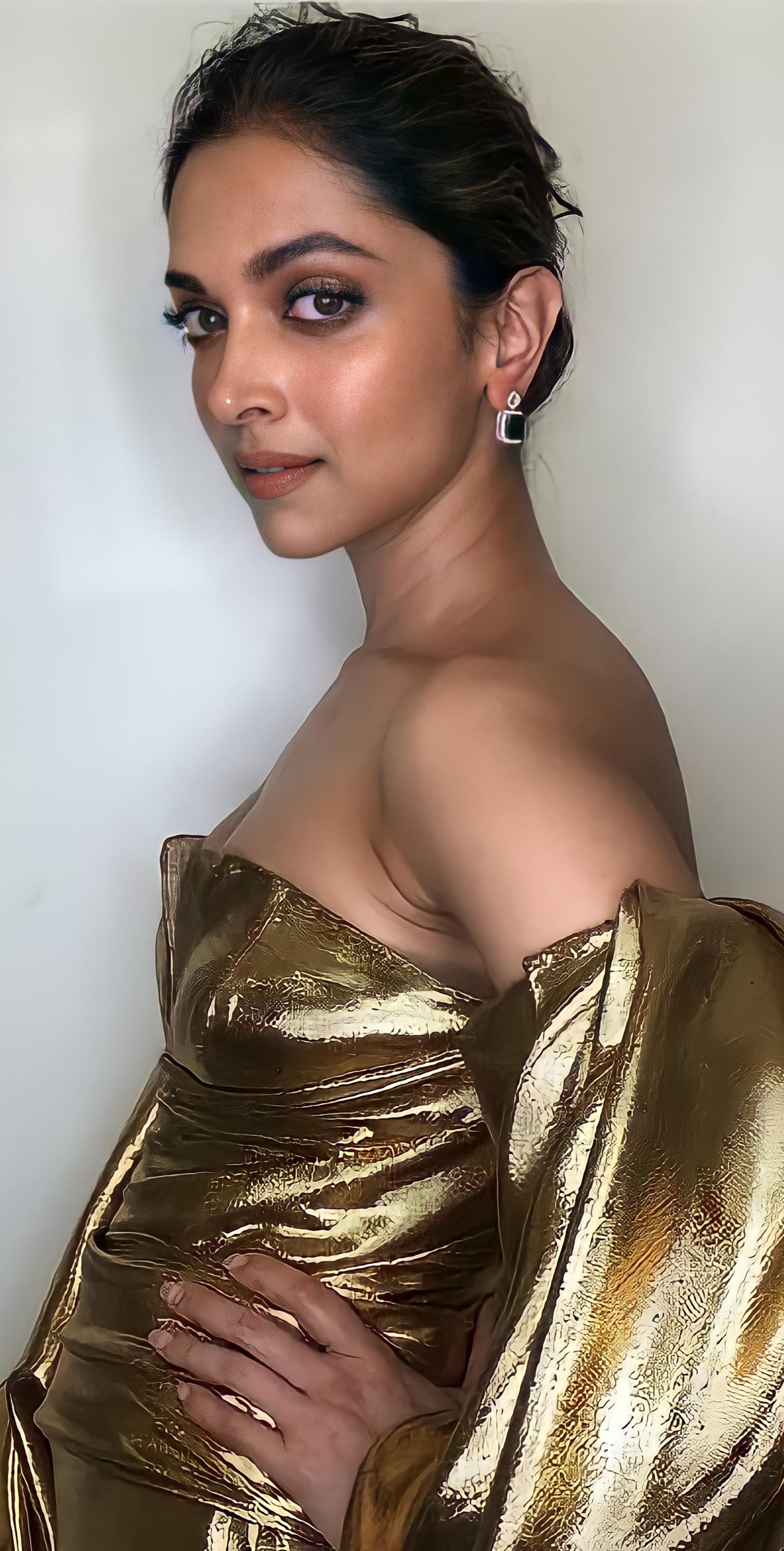 Deepika Padukone And Suhana Khan Shine In Golden Glamour Deepika Padukone And Suhana Khan Shine In Golden Glamour