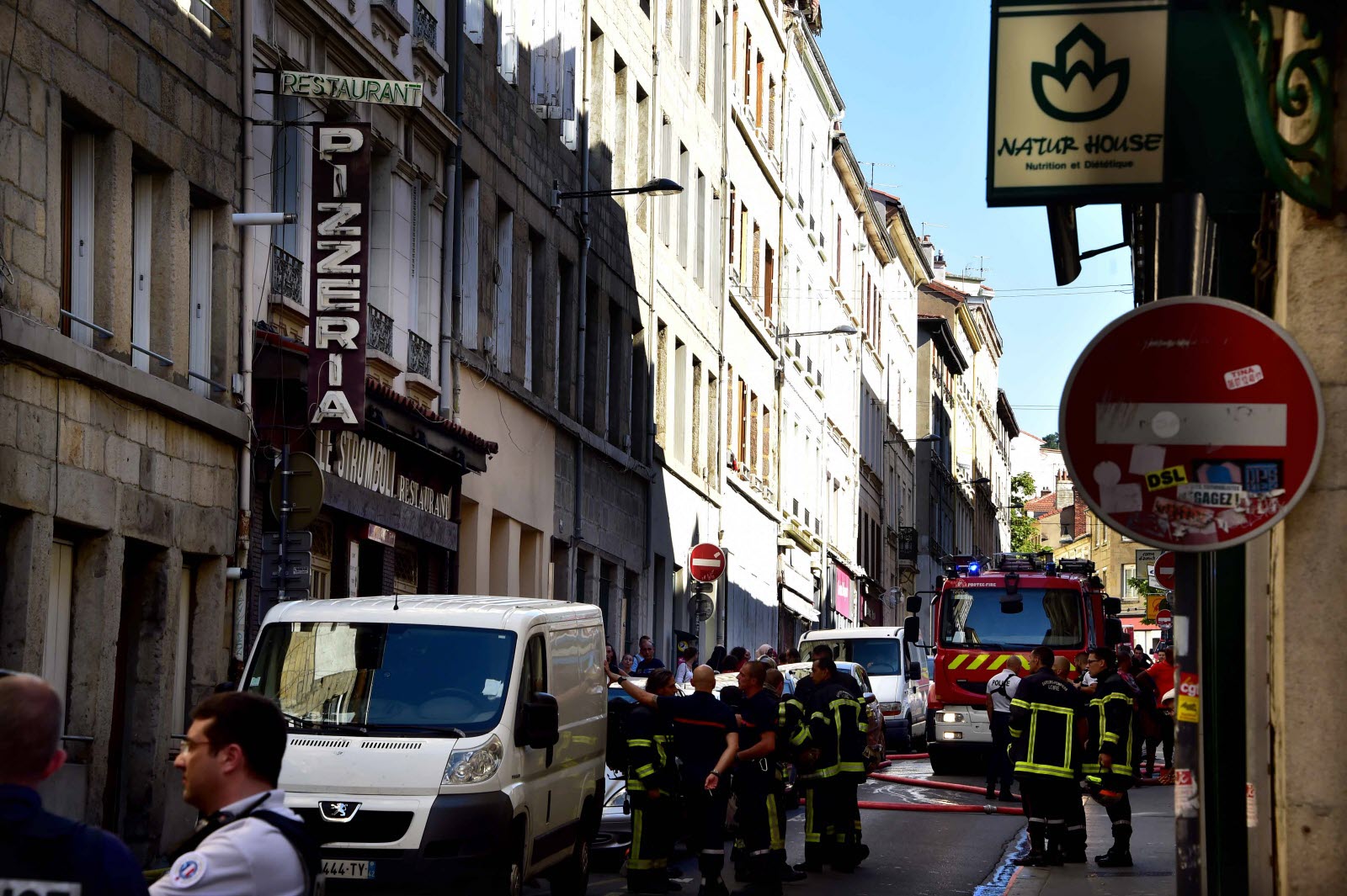 Dijon : Véhicule Contre Un Mur Rue Michel-Servet - Le Conducteur Se Dénonce Dijon : Véhicule Contre Un Mur Rue Michel-Servet - Le Conducteur Se Dénonce