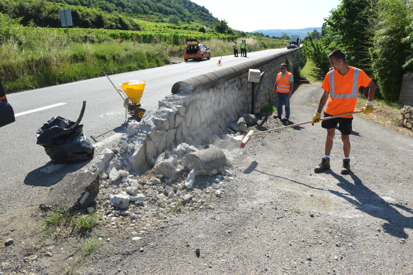 Dijon : Véhicule Percute Un Mur Rue Michel-Servet - Le Conducteur Se Dénonce Dijon : Véhicule Percute Un Mur Rue Michel-Servet - Le Conducteur Se Dénonce