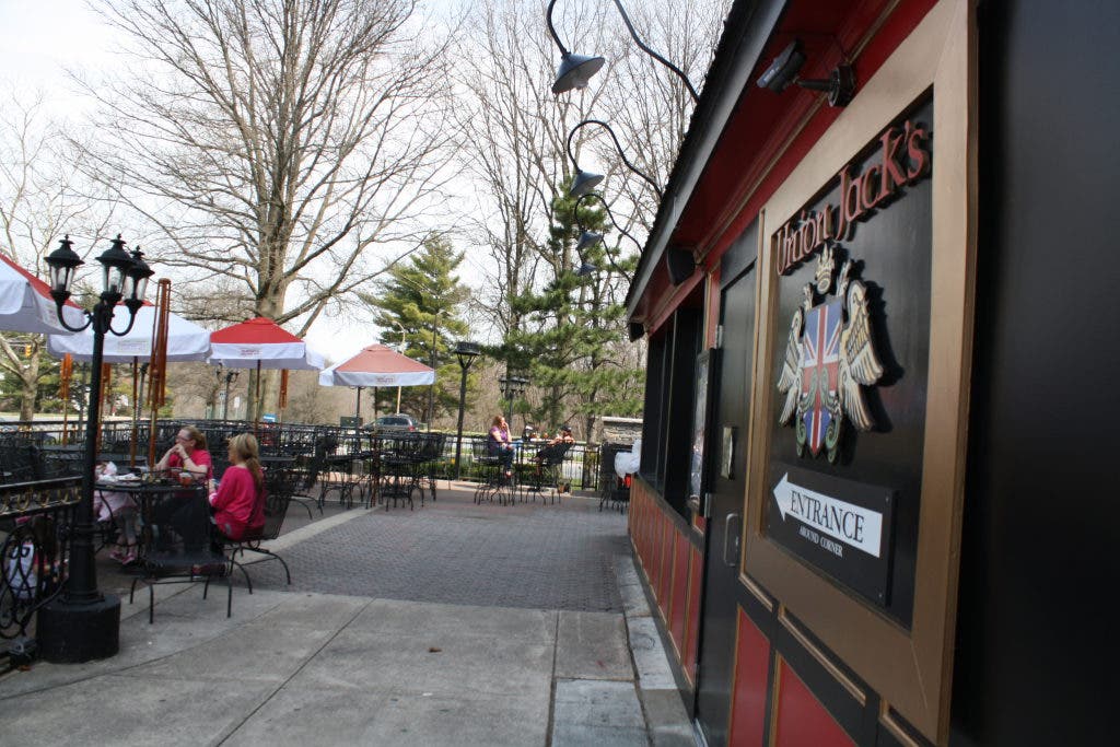 Enjoy The Manhattan Sun: Guide To Outdoor Dining Locations Enjoy The Manhattan Sun: Guide To Outdoor Dining Locations