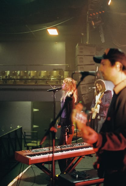 Experience Suki Waterhouse's Disco-Themed North American Tour With SURFACE Experience Suki Waterhouse's Disco-Themed North American Tour With SURFACE