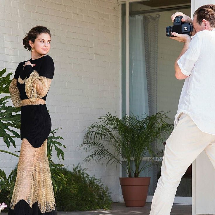 Fan Spots Intimate Detail In Selena Gomez's Photo With Benny Blanco Fan Spots Intimate Detail In Selena Gomez's Photo With Benny Blanco