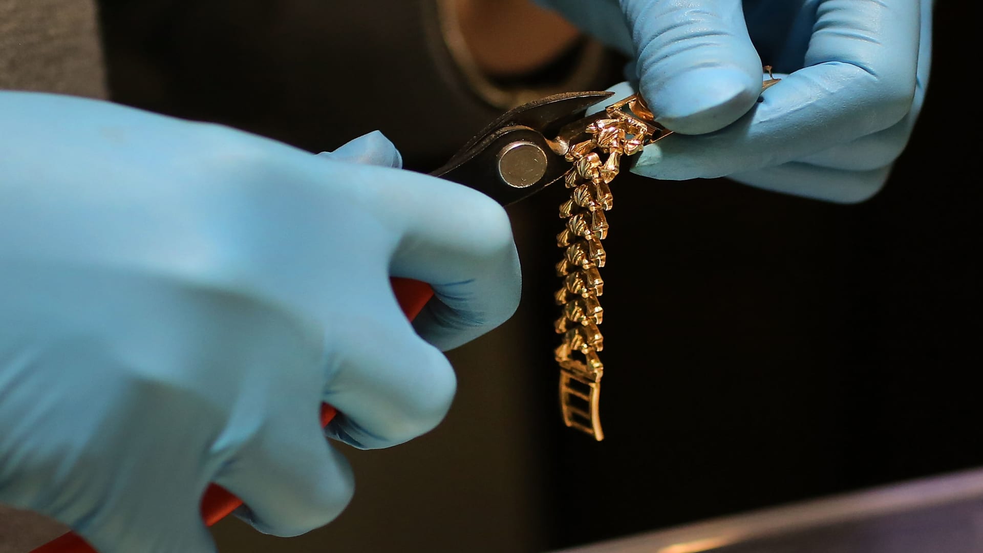 Gold Falls As Investors Cash In On US-China Trade Optimism Gold Falls As Investors Cash In On US-China Trade Optimism