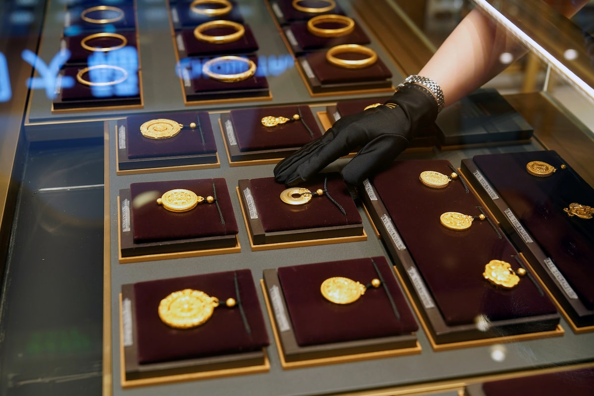 Gold Price Surge: Trump's EU Threats Fuel Trade War Fears Gold Price Surge: Trump's EU Threats Fuel Trade War Fears