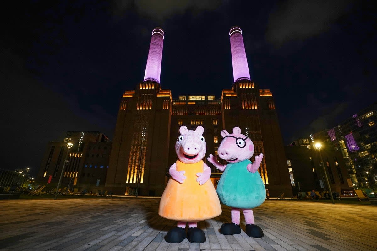 Grand Gender Reveal: Mummy Pig Celebrates At A London Landmark Grand Gender Reveal: Mummy Pig Celebrates At A London Landmark
