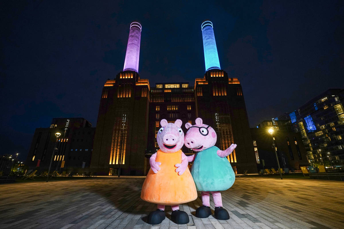 Grand Gender Reveal: Mummy Pig Celebrates At Famous London Spot Grand Gender Reveal: Mummy Pig Celebrates At Famous London Spot