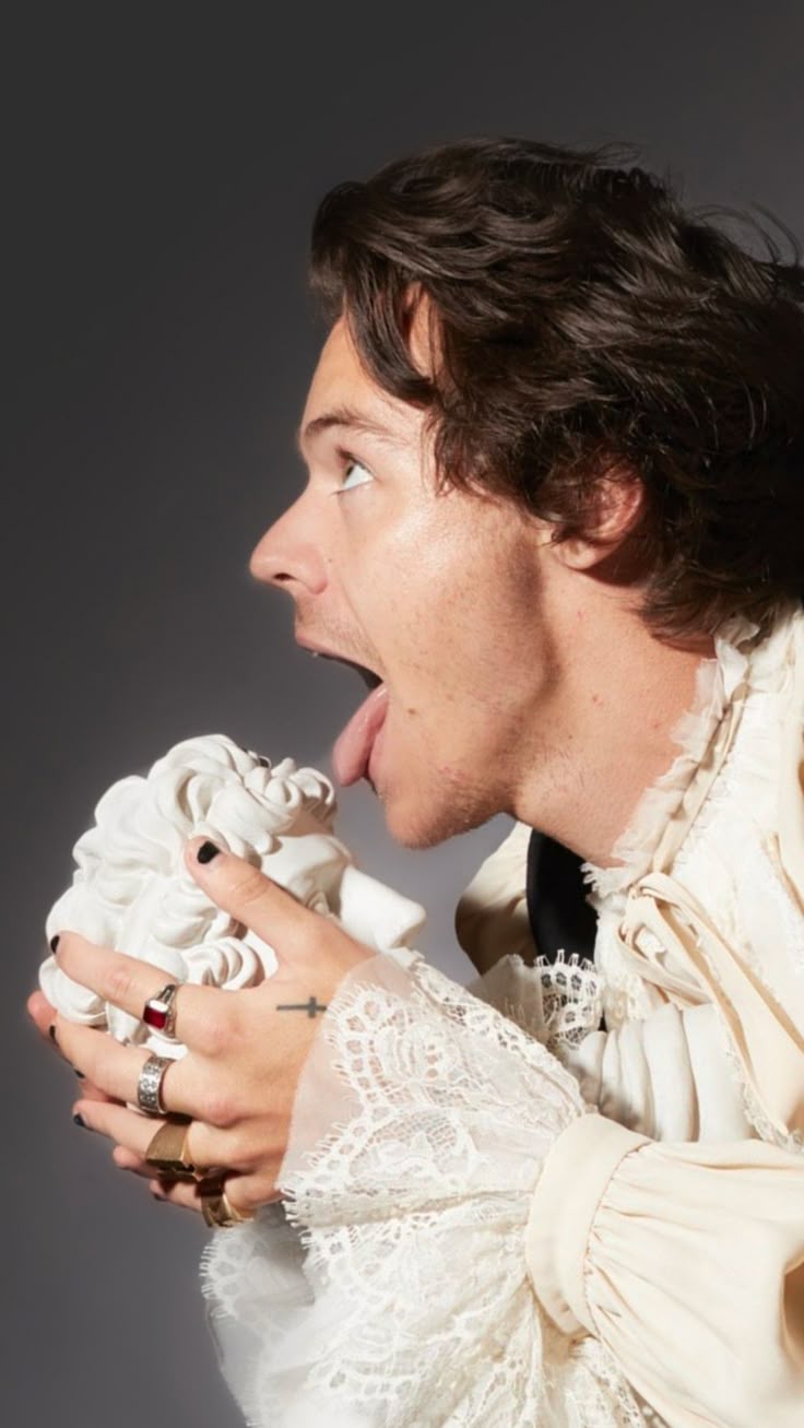Harry Styles' Reaction To A Hilariously Bad SNL Impression Harry Styles' Reaction To A Hilariously Bad SNL Impression