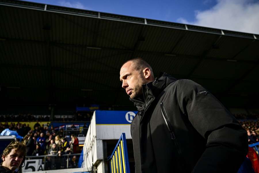 Heitinga En Ajax: Besprekingen Over Potentiële Hoofdtrainersrol Heitinga En Ajax: Besprekingen Over Potentiële Hoofdtrainersrol