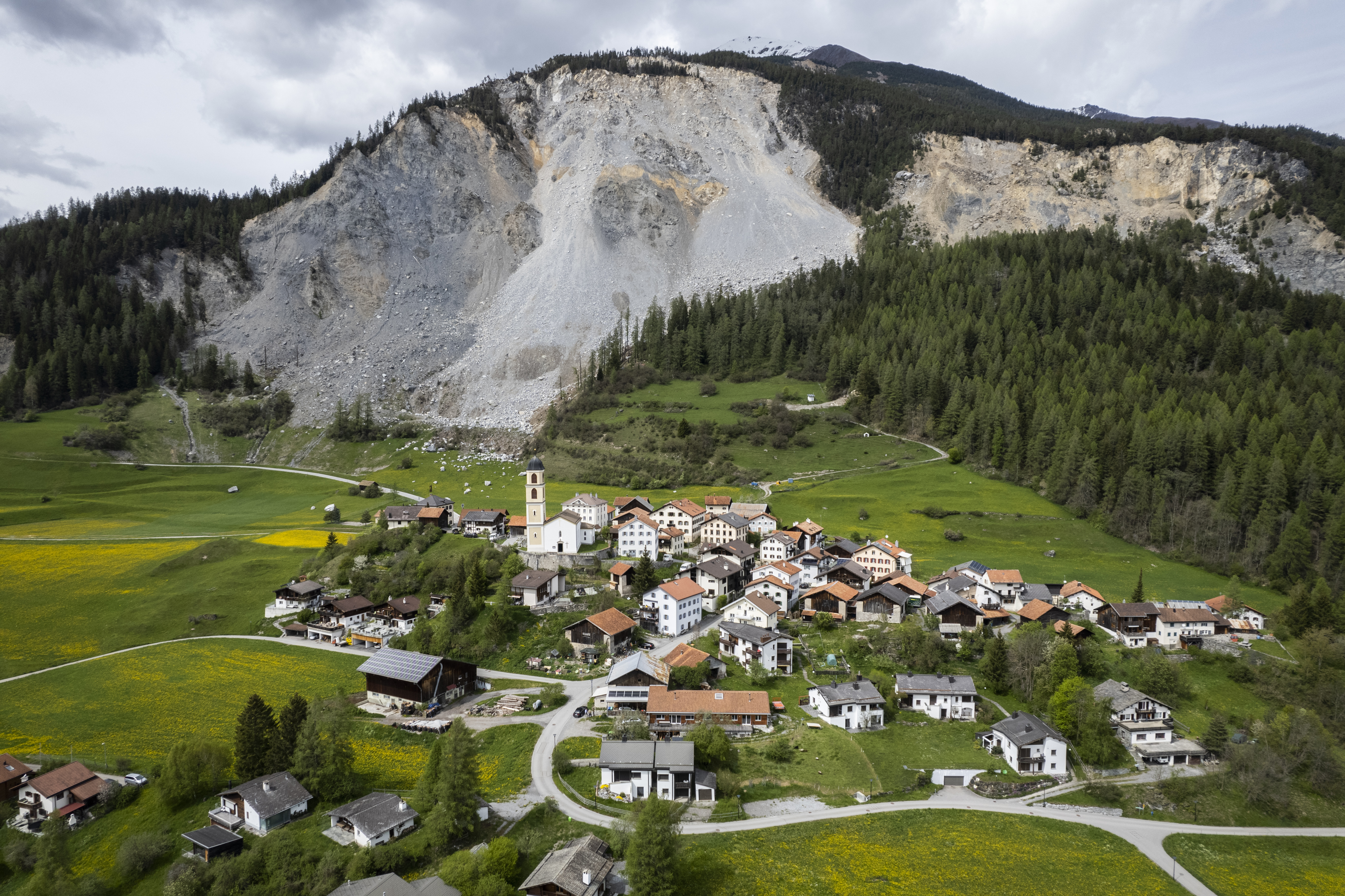 Helicopter And Hoof: Swiss Farmers Evacuate Animals Amidst Landslide Danger Helicopter And Hoof: Swiss Farmers Evacuate Animals Amidst Landslide Danger