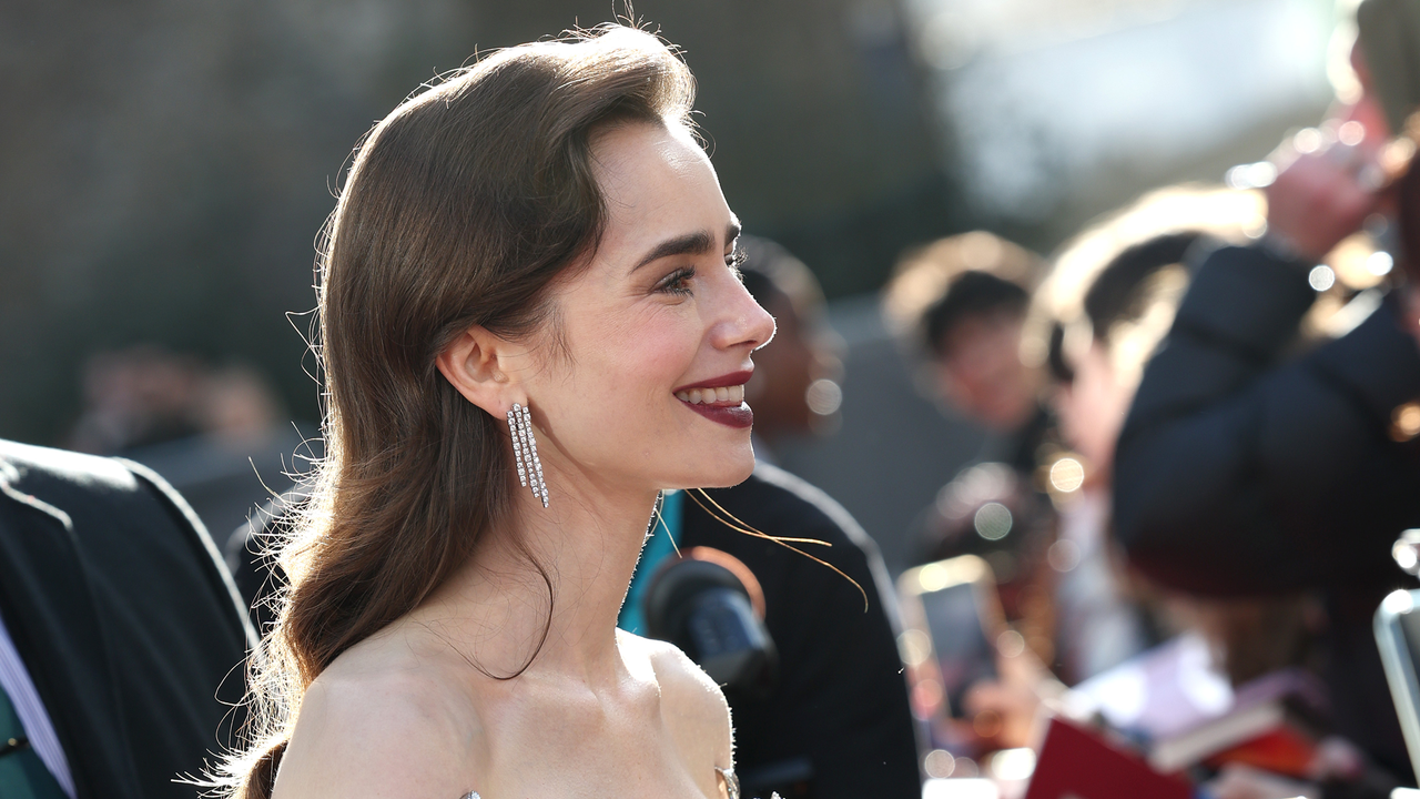 How Lily Collins Rocks A Bob Haircut, Bushy Brows, And Nude Lips How Lily Collins Rocks A Bob Haircut, Bushy Brows, And Nude Lips