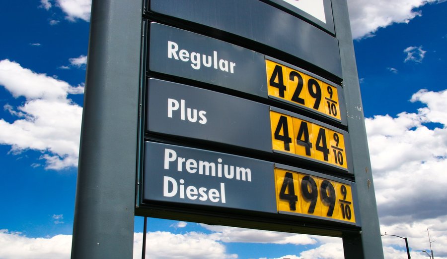 Illinois Gas Prices Continue To Fall: Nationwide Decrease Impacts Drivers Illinois Gas Prices Continue To Fall: Nationwide Decrease Impacts Drivers