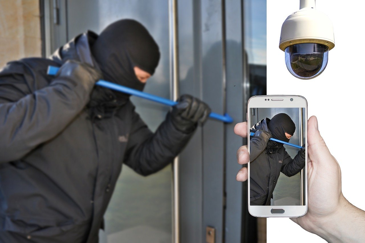 Intervention Policière À Toulon : Un Agent Prévient Une Intrusion Scolaire D'un Expulsé Intervention Policière À Toulon : Un Agent Prévient Une Intrusion Scolaire D'un Expulsé