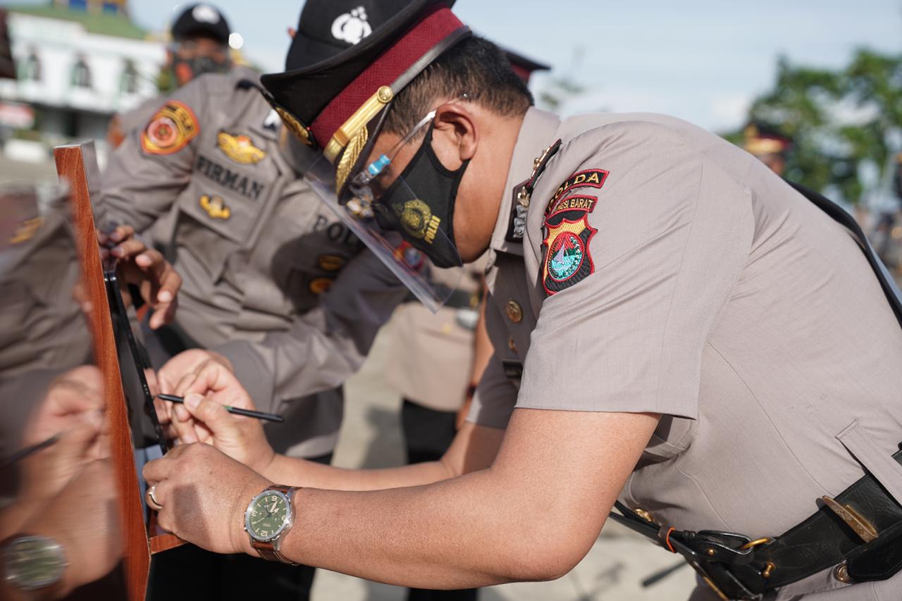 Irjen Daniel Pimpin Sertijab 7 Perwira Menengah Polda Bali Irjen Daniel Pimpin Sertijab 7 Perwira Menengah Polda Bali
