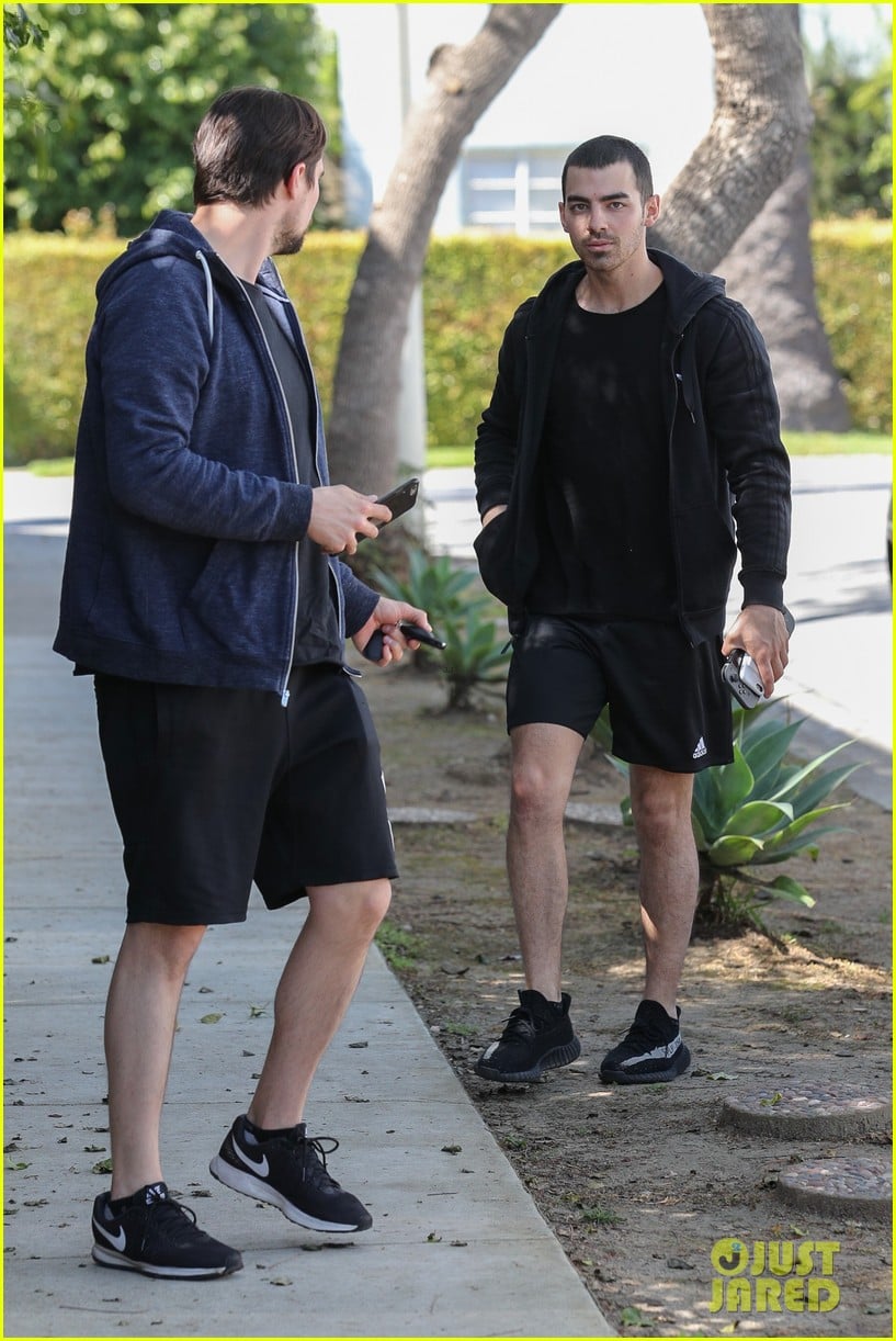 Joe Jonas's Reaction To A Couple Arguing About Him Joe Jonas's Reaction To A Couple Arguing About Him