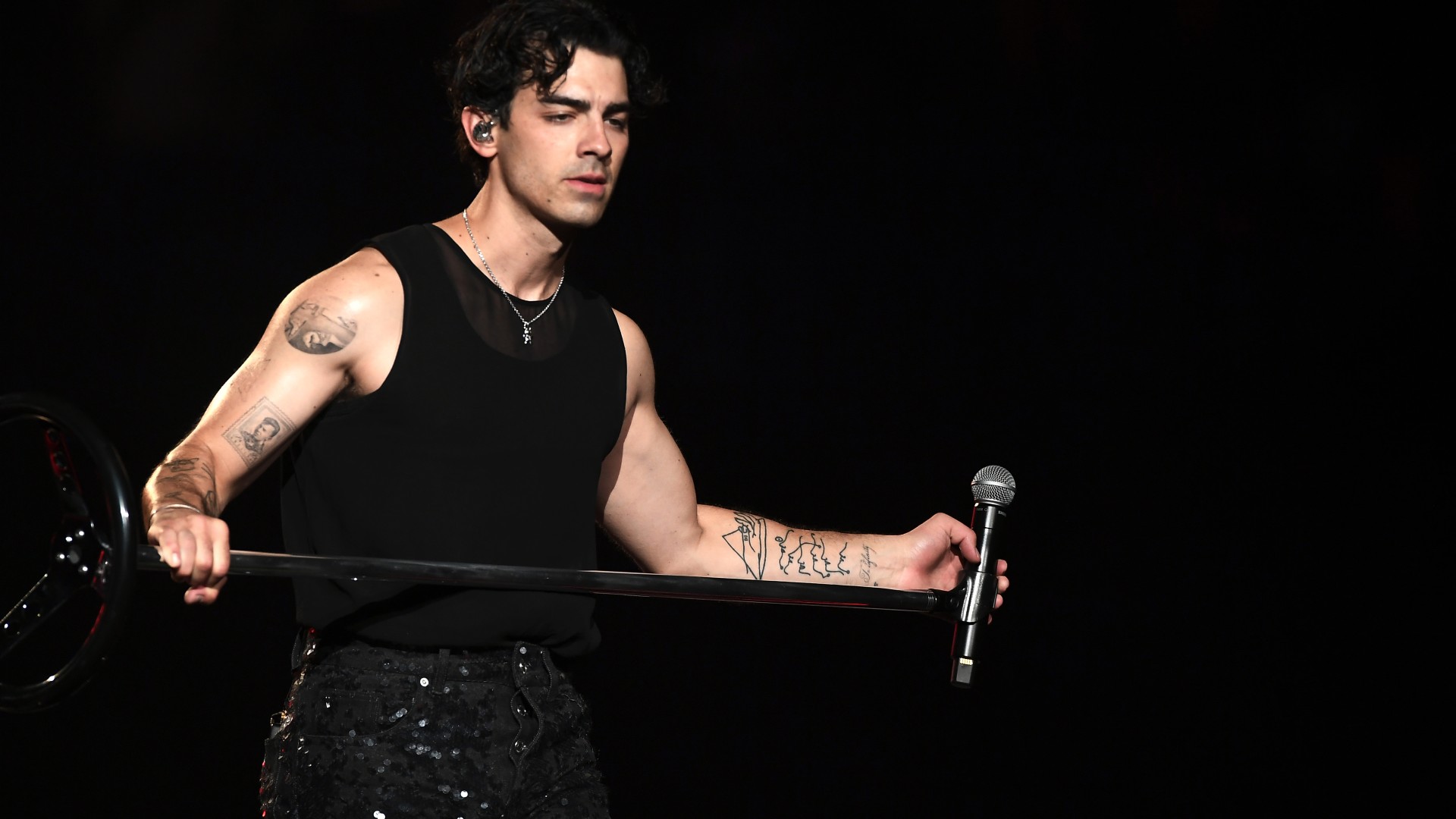 Joe Jonas's Response To A Couple's Argument Goes Viral Joe Jonas's Response To A Couple's Argument Goes Viral