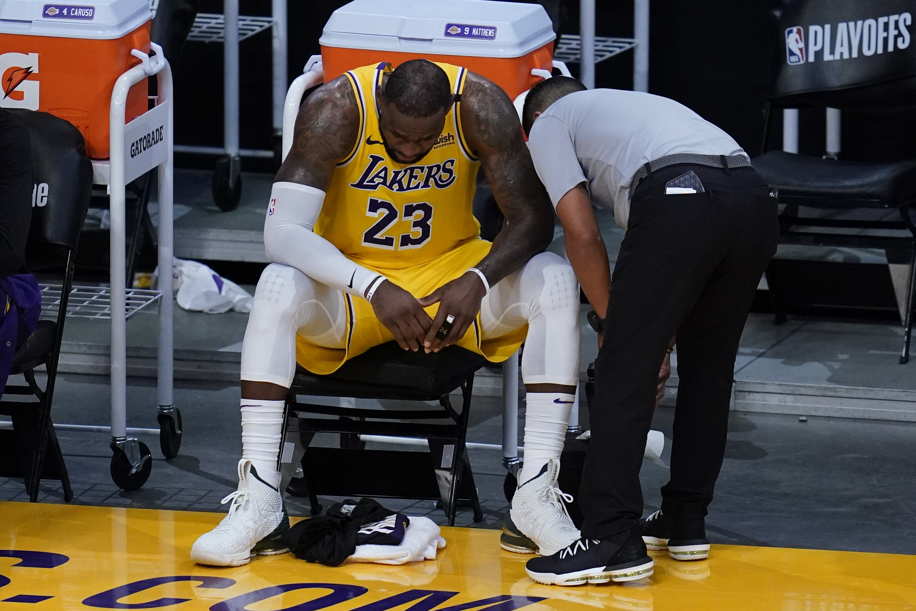 Knicks' Brunson Suffers Ankle Injury, Exits Lakers Game Knicks' Brunson Suffers Ankle Injury, Exits Lakers Game