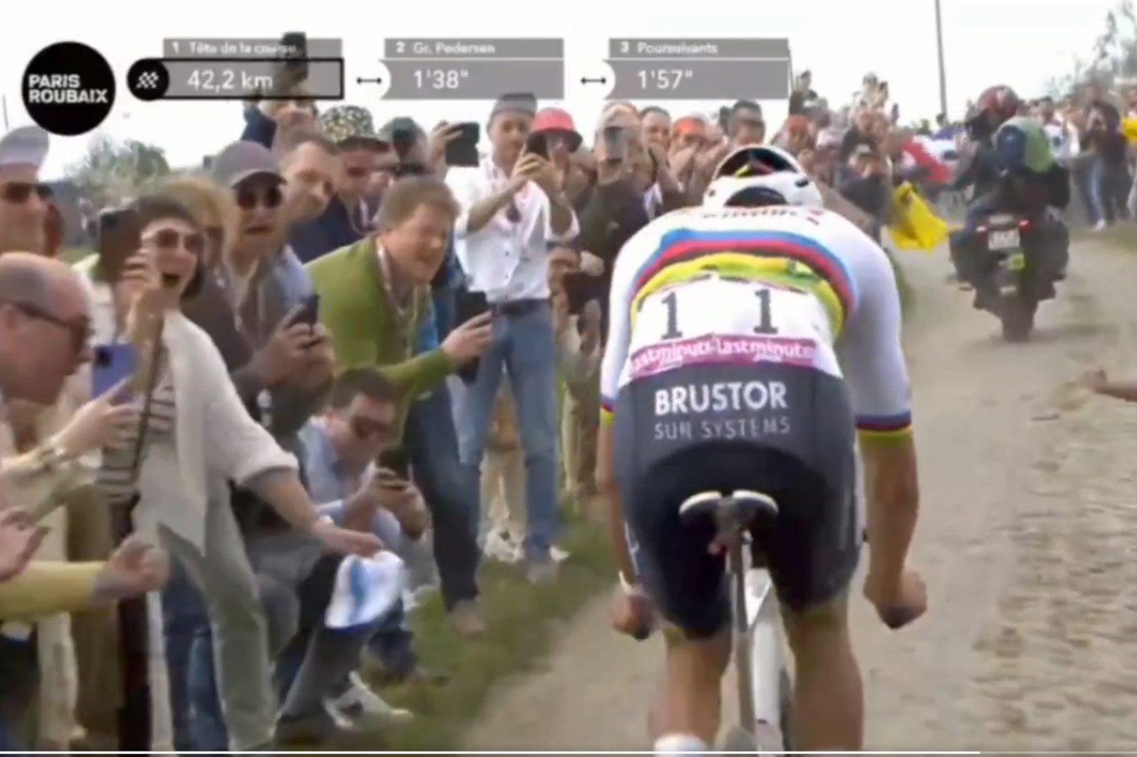 Paris-Roubaix: Spectator Who Threw Bottle At Van Der Poel Turns Himself In Paris-Roubaix: Spectator Who Threw Bottle At Van Der Poel Turns Himself In