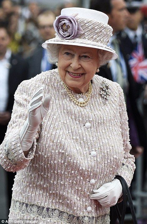 Paris Welcomes Queen Wen Again Paris Welcomes Queen Wen Again