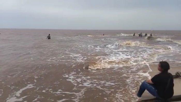 Pencarian Basarnas: Balita Diduga Tenggelam Dan Terseret Arus Ke Waduk Wonorejo Pencarian Basarnas: Balita Diduga Tenggelam Dan Terseret Arus Ke Waduk Wonorejo