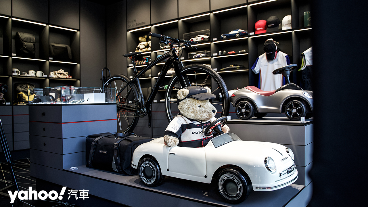 新北Porsche全新概念店:Labubu聯名,藝術與速度的完美邂逅 新北Porsche全新概念店:Labubu聯名,藝術與速度的完美邂逅