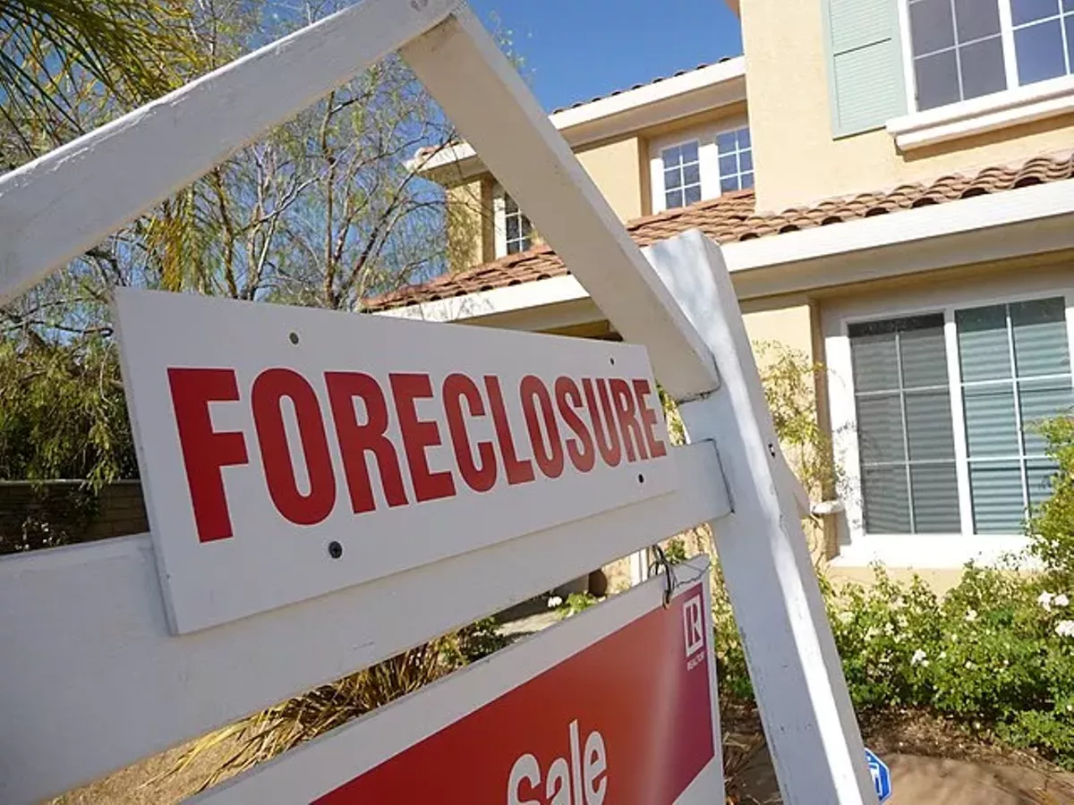 Real Estate Market Collapse? Analyzing Crisis-Level Home Sales Data Real Estate Market Collapse? Analyzing Crisis-Level Home Sales Data