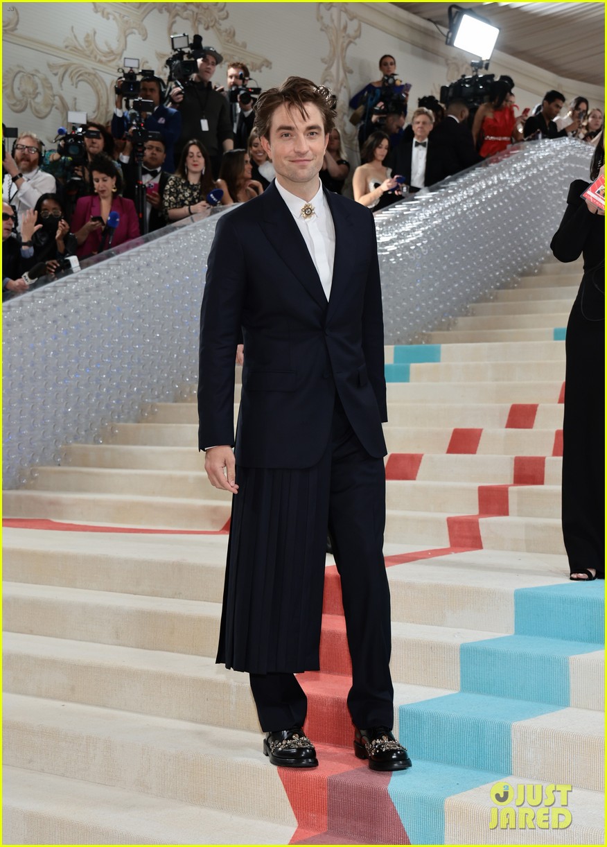 Robert Pattinson And Suki Waterhouse: Holding Hands Fuel Robert Pattinson And Suki Waterhouse: Holding Hands Fuel