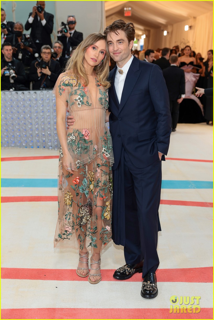 Robert Pattinson & Suki Waterhouse's NYC Hand-Holding: Amidst Robert Pattinson & Suki Waterhouse's NYC Hand-Holding: Amidst