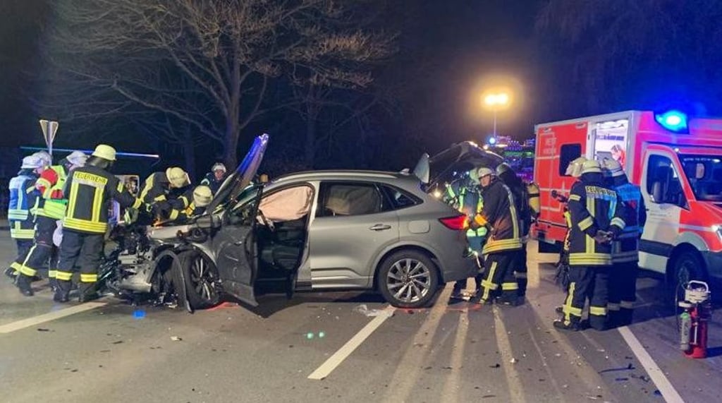 Schwerer Unfall In Stemwede: Autofahrer Aus Bad Essen Bei Baumkollision Verletzt Schwerer Unfall In Stemwede: Autofahrer Aus Bad Essen Bei Baumkollision Verletzt