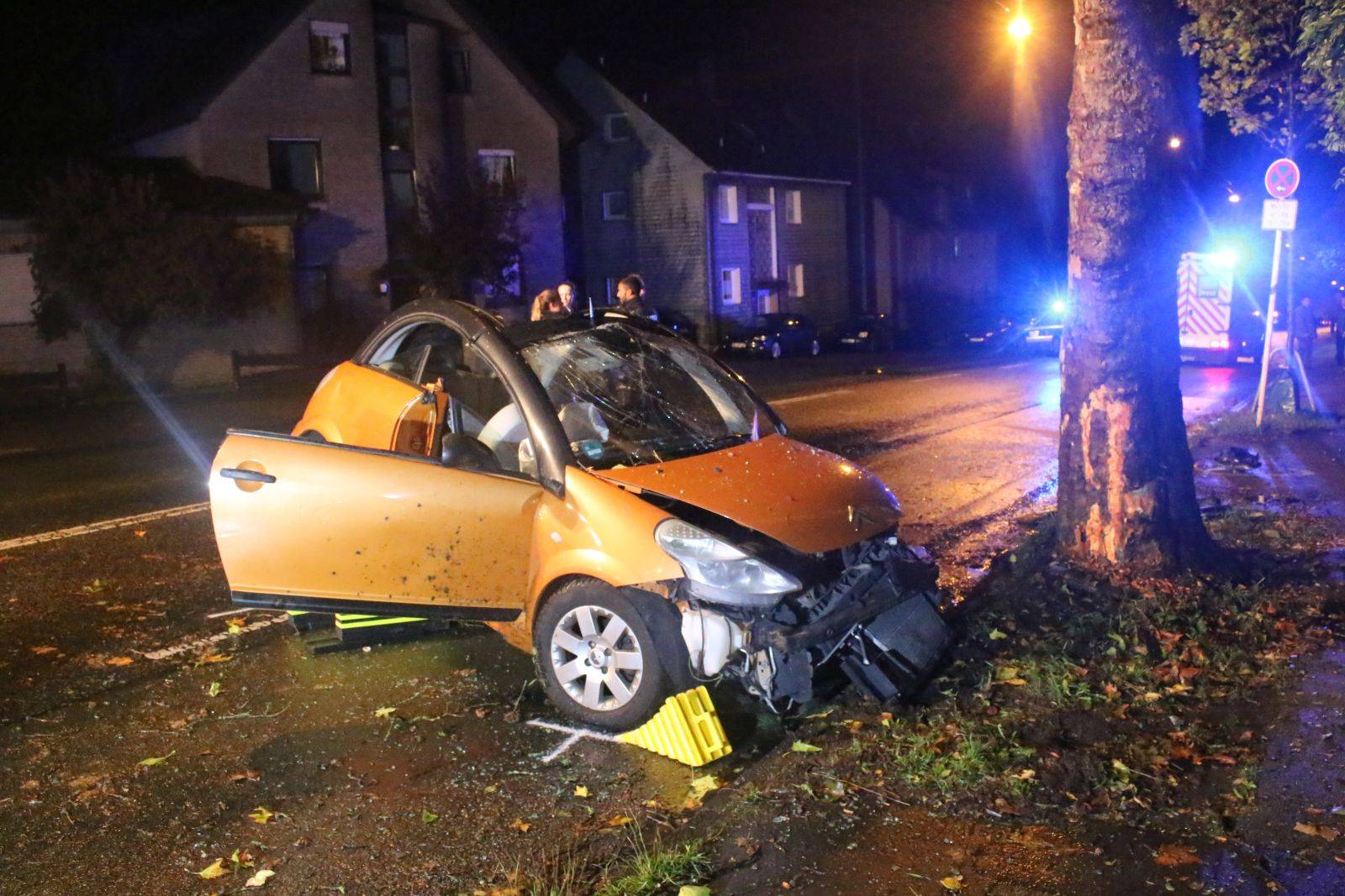 Schwerer Verkehrsunfall In Stemwede Bei Bad Essen: Autofahrer Kracht Gegen Baum Schwerer Verkehrsunfall In Stemwede Bei Bad Essen: Autofahrer Kracht Gegen Baum