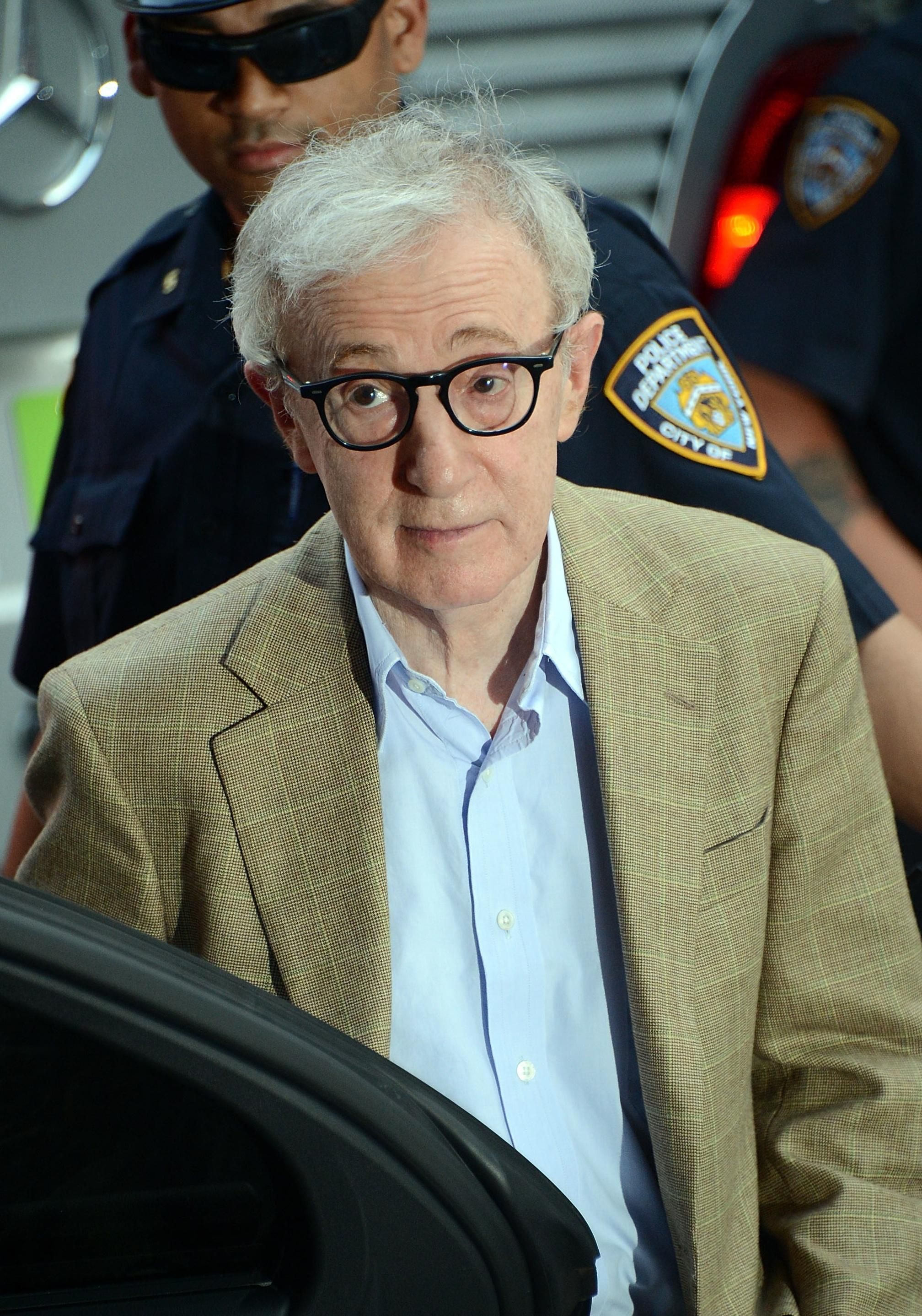 Sean Penn Casts Doubt On Woody Allen's Alleged Abuse Of Dylan Farrow Sean Penn Casts Doubt On Woody Allen's Alleged Abuse Of Dylan Farrow