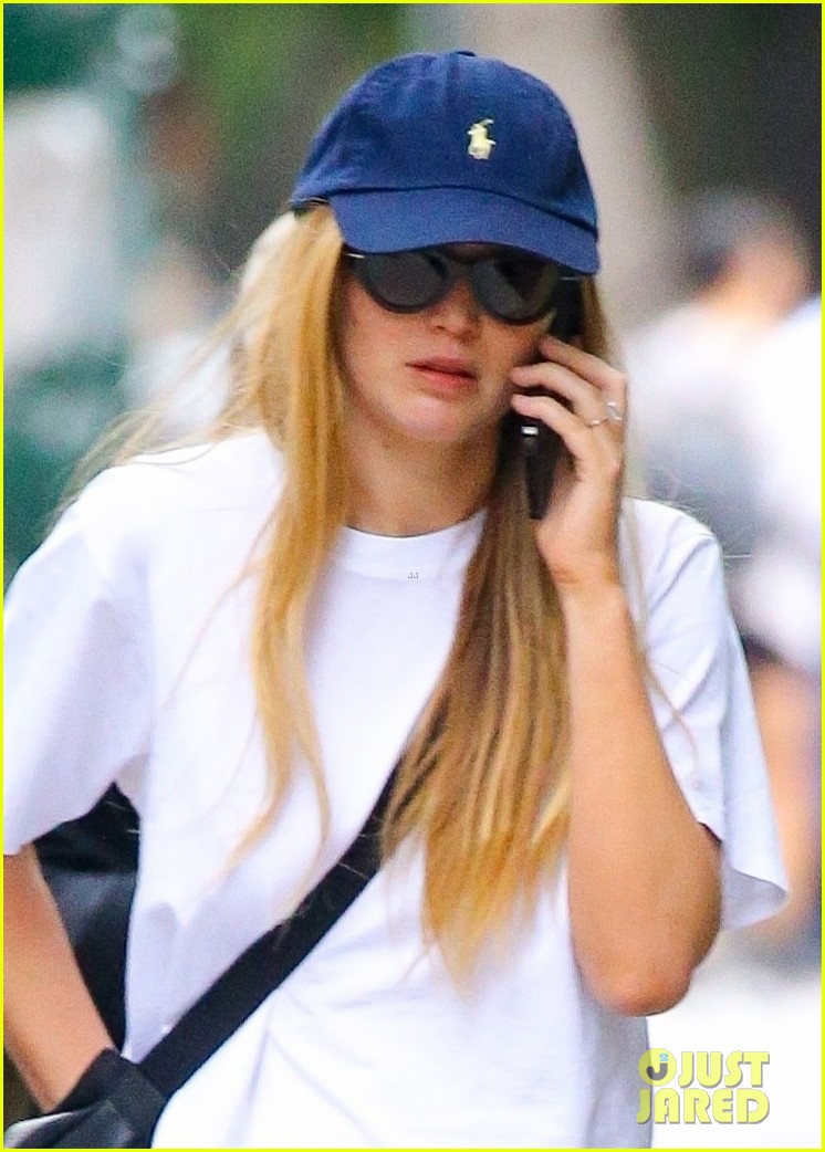 See Photos Of Jennifer Lawrence And Husband's Relaxed Stroll See Photos Of Jennifer Lawrence And Husband's Relaxed Stroll