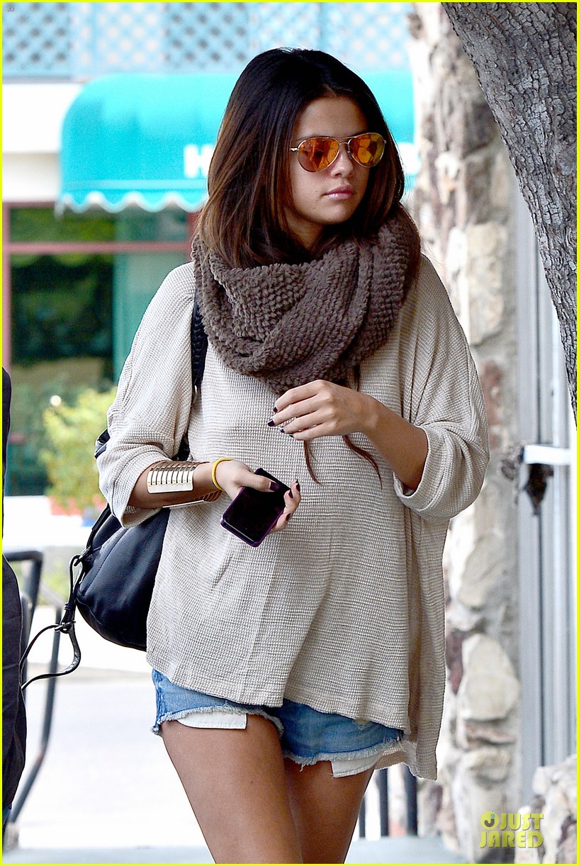 Selena Gomez Rocks A Leather Dress: Hot Outfit Inspo Selena Gomez Rocks A Leather Dress: Hot Outfit Inspo