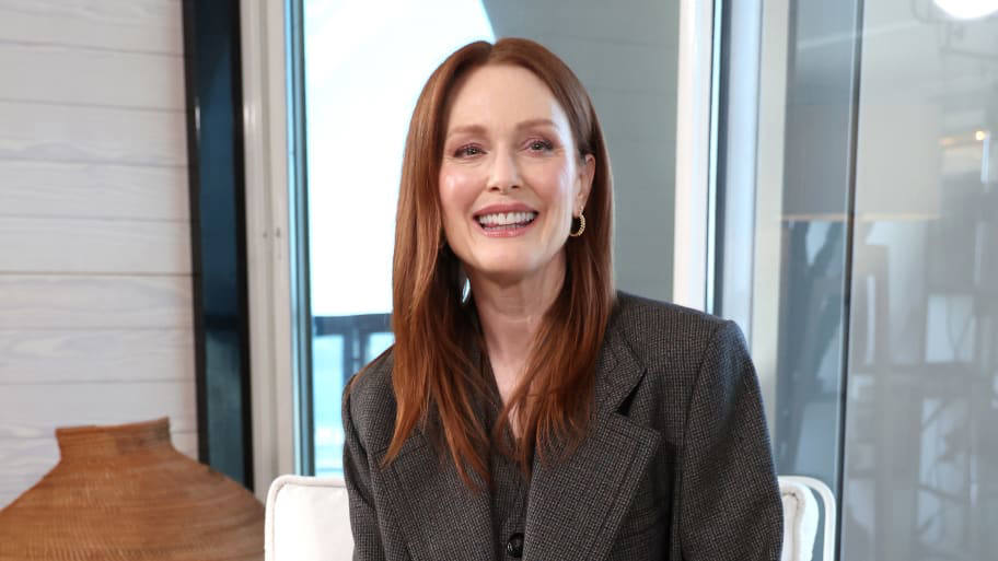 Siren: Julianne Moore, Meghann Fahy & Milly Alcock Lead Netflix's Dark Comedy Siren: Julianne Moore, Meghann Fahy & Milly Alcock Lead Netflix's Dark Comedy