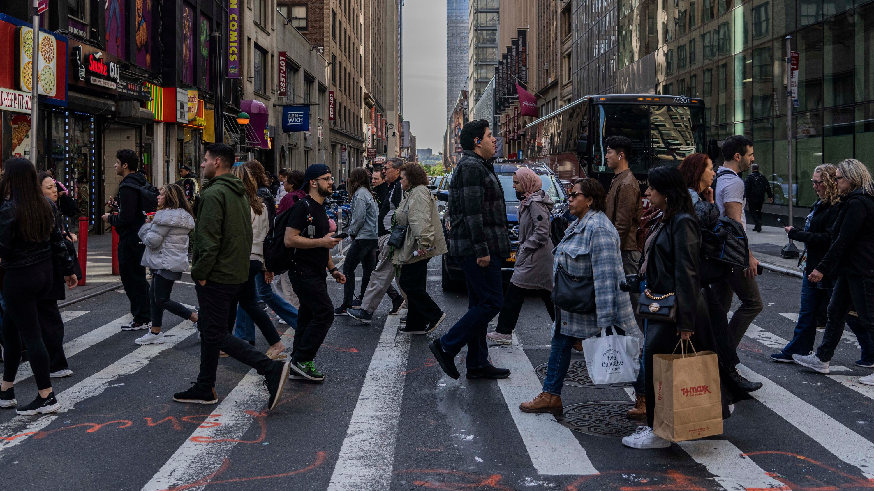 Slowdown In French Consumer Spending: April Figures Unveiled Slowdown In French Consumer Spending: April Figures Unveiled