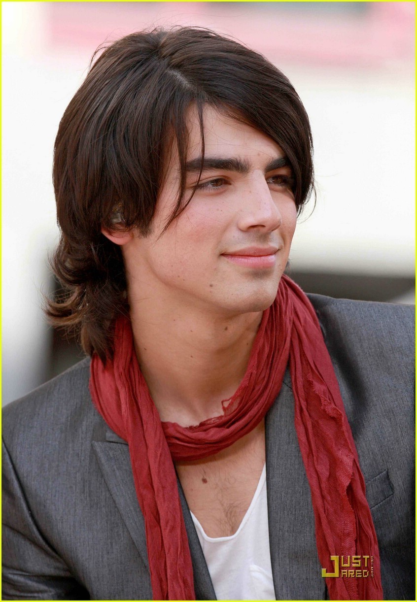 The Jonas Brothers: Joe Jonas Responds To Fan Couple's Dispute The Jonas Brothers: Joe Jonas Responds To Fan Couple's Dispute