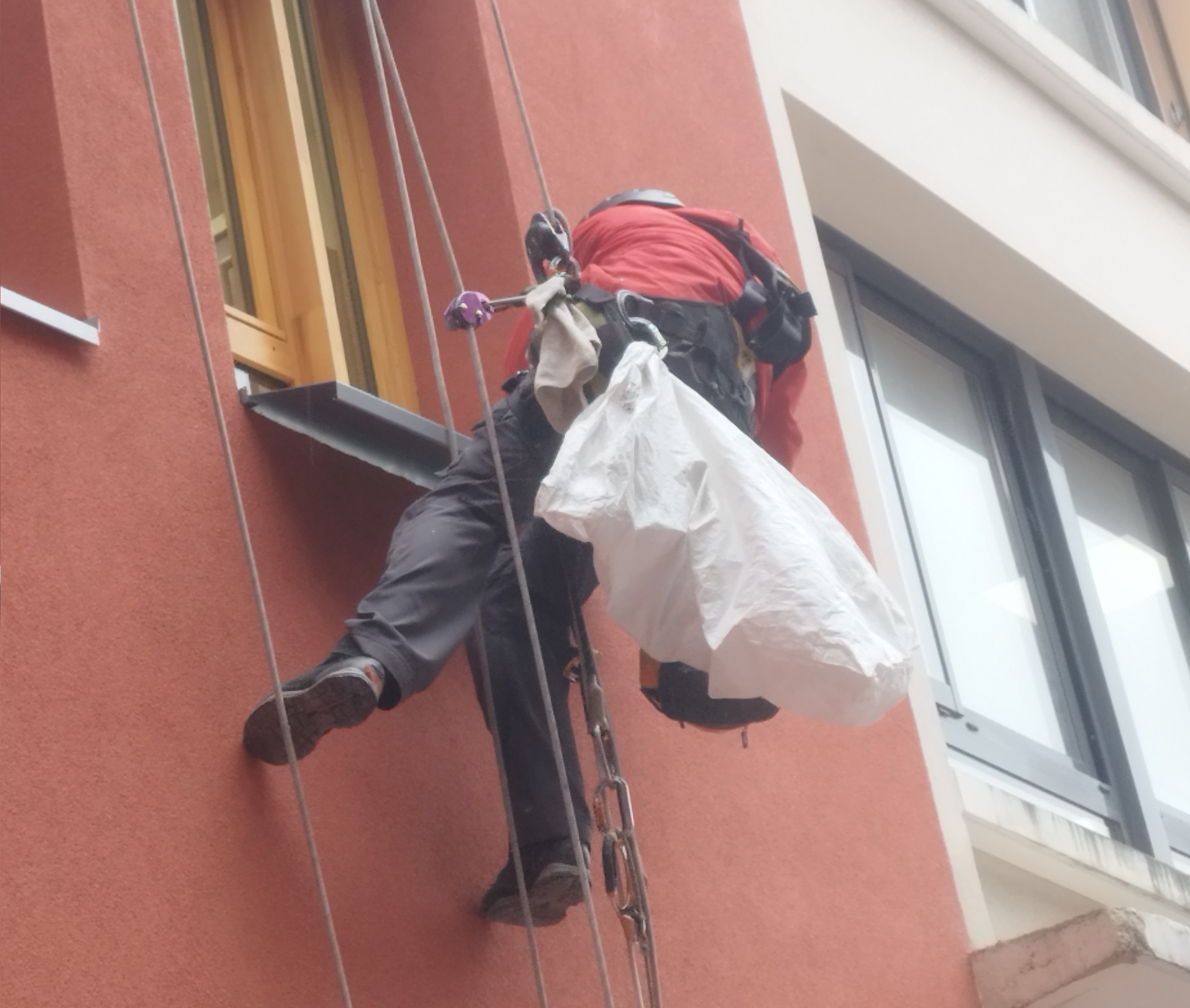 Travail En Hauteur À Nantes: L'importance Des Cordistes Face À L'urbanisation Travail En Hauteur À Nantes: L'importance Des Cordistes Face À L'urbanisation