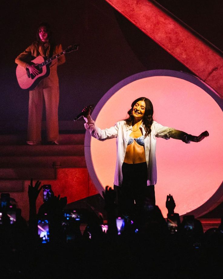 Unannounced Lorde Performance Electrifies Dedicated Fans At Themed Night Unannounced Lorde Performance Electrifies Dedicated Fans At Themed Night