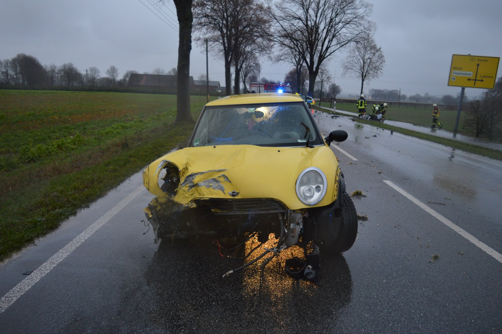 Unfall In Stemwede: Fahrer Prallt Mit PKW Gegen Baum Nahe Bad Essen Unfall In Stemwede: Fahrer Prallt Mit PKW Gegen Baum Nahe Bad Essen