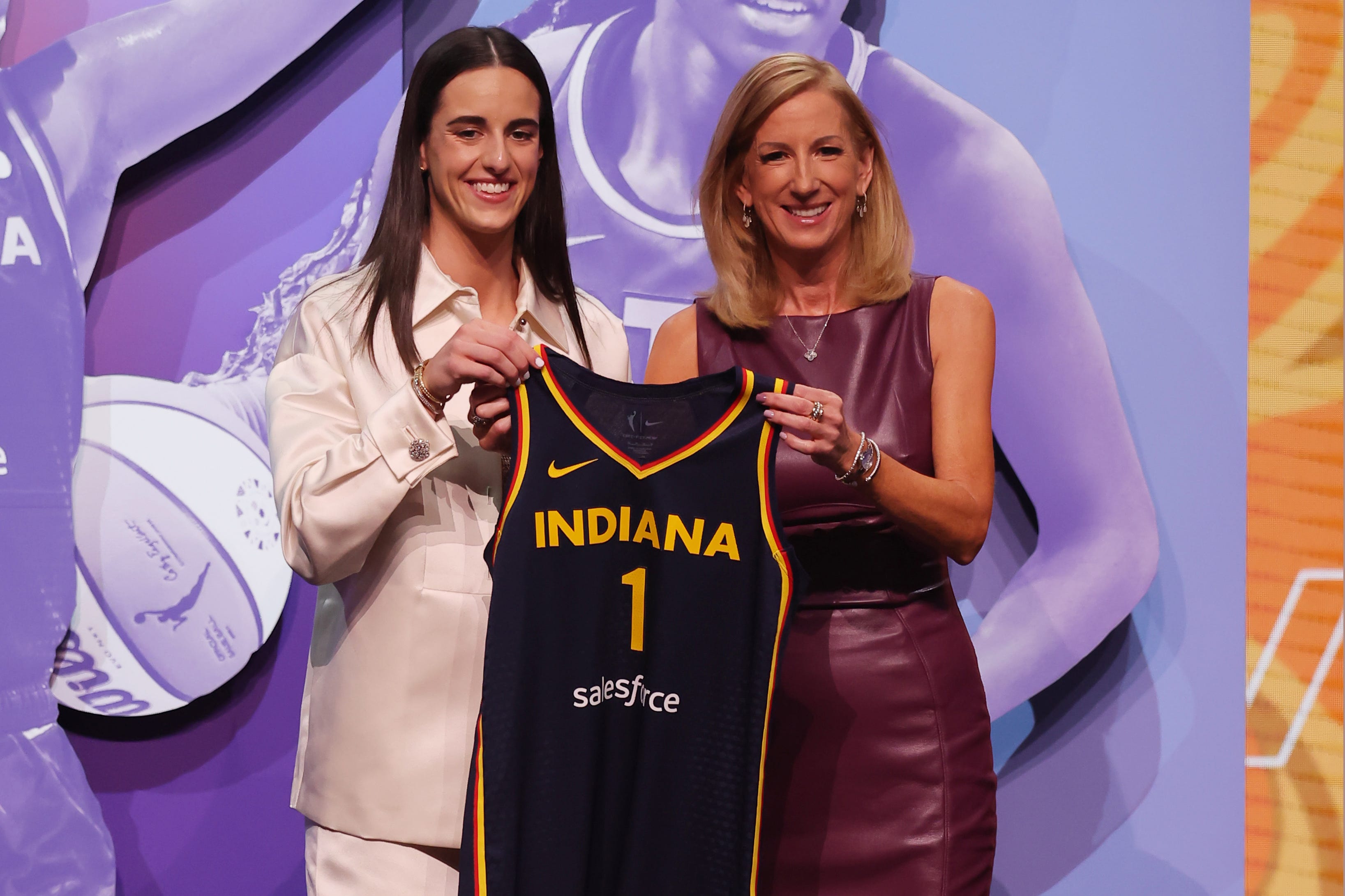 WNBA Draft 2025: Azzi Fudd's Red Carpet Appearance With No. 1 Pick Paige Bueckers WNBA Draft 2025: Azzi Fudd's Red Carpet Appearance With No. 1 Pick Paige Bueckers