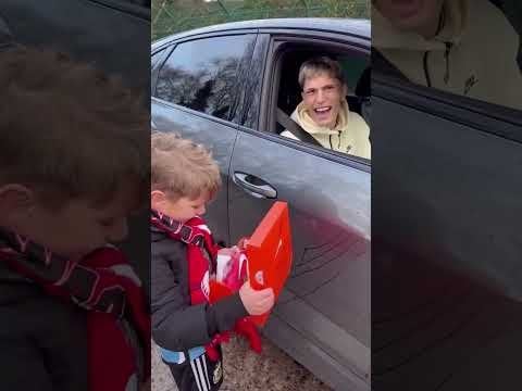 Young Fan Rejected: Garnacho's Autograph Controversy Young Fan Rejected: Garnacho's Autograph Controversy